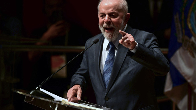 Lula diz que governo 'tem de fazer alguma coisa' para segurar o dólar