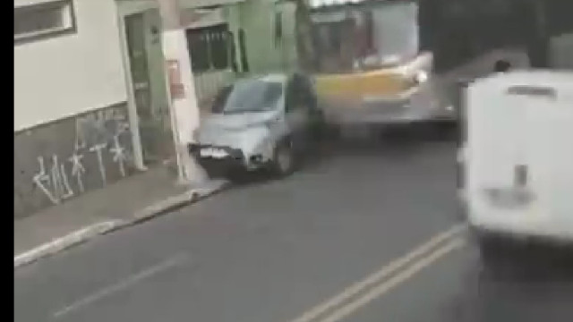 Motorista escapa por pouco de colisão com ônibus em São Paulo; assista
