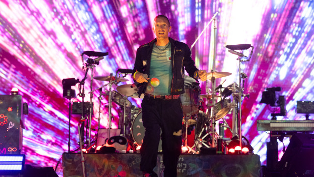 Michael J. Fox surpreende ao subir ao palco com o Coldplay