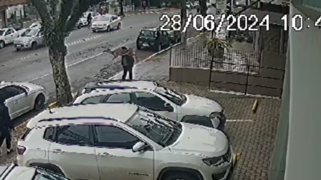 Cervo "atropela" pedestre no RS; vídeo