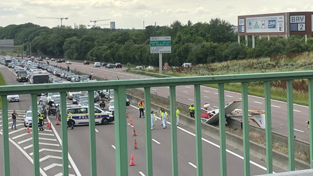 Três pessoas morrem após avião cair em rodovia na França; veja o vídeo