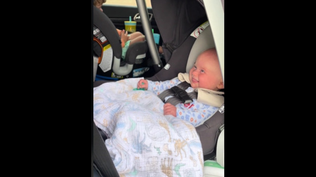 Mãe encontra solução para o bebê não chorar em trajetos de carro; veja 