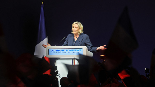 Ultradireita vence 1º turno de eleição legislativa na França