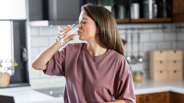 Será que precisa beber mais água? Há um truque para descobrir