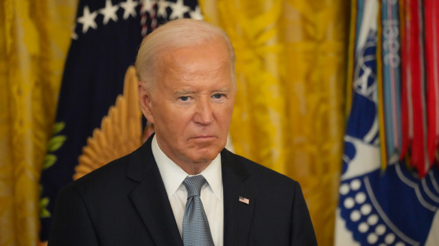 Biden diz a aliado que está avaliando se pode salvar candidatura; Casa Branca nega