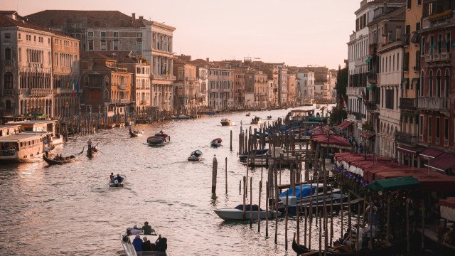 Como Veneza não afunda, mesmo com inundações tão frequentes?