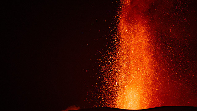 Erupção Etna intensifica-se com lava e nuvem de fumaça de 5 km