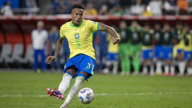 Jornal argentino ironiza eliminação do Brasil na Copa América: 'Ronaldinho não perdeu nada'
