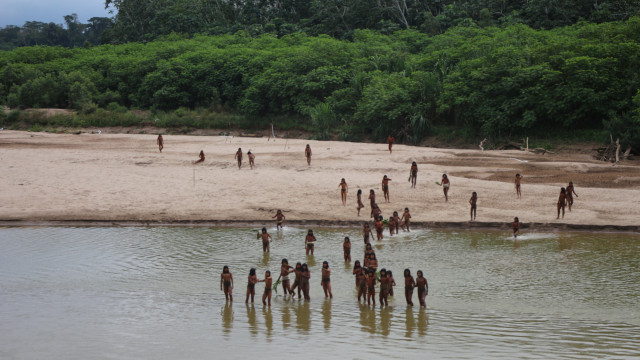 Tribo indígena mais isolada do mundo é fotografada na Amazônia peruana