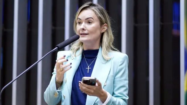 
                    Oposição critica PEC do fim da escala 6x1 durante votação na Comissão
                