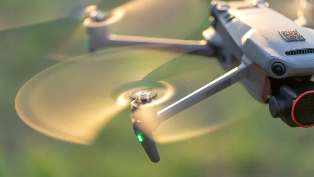 
                    Com drone, homem monitora polícia na Baixada Fluminense e diz receber R$ 1.200 por mês do tráfico
                