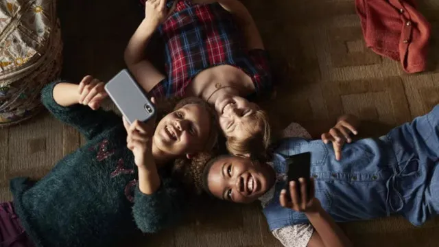 
                    Uso intenso de celular por adolescentes está ligado a notas menores e mais solidão, aponta estudo
                