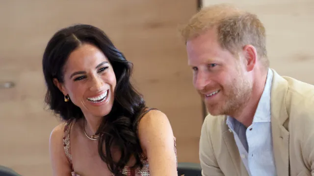 
                    Meghan Markle recebe ligação surpresa de Harry no MasterChef Austrália
                