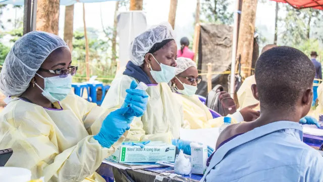 
                    Chefe da OMS diz que 5 pacientes se recuperaram de tipo raro de ebola no Congo
                