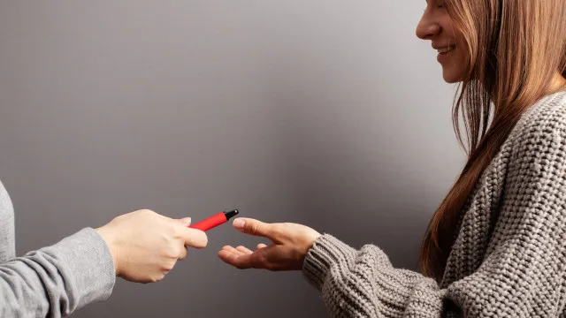 
                    Uso de vapes por adolescentes acende preocupação entre especialistas
                