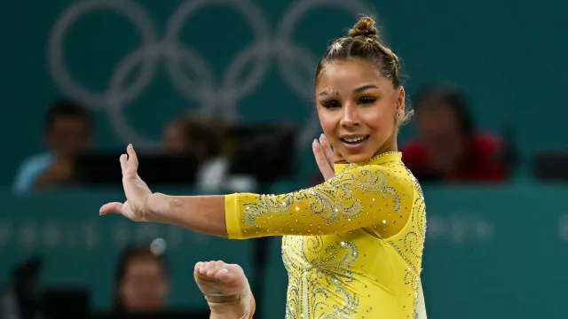 
                    Flávia Saraiva é ouro nas barras assimétricas em etapa da Copa do Mundo
                
