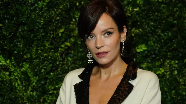 
                    Lily Allen pulica que quer 'dançar com gays na Zig' e 'conhecer a Patixa' em SP
                