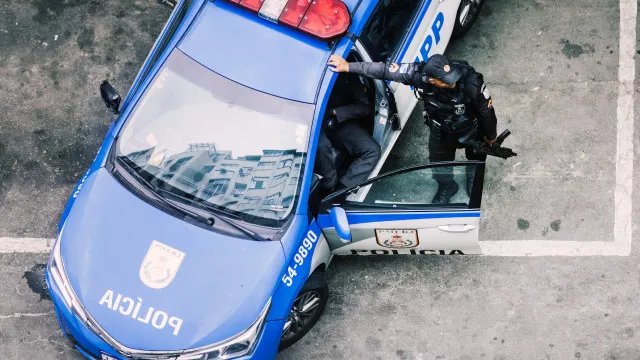 
                    Menina sequestrada pelo pai é salva após piscar para policial em SP
                