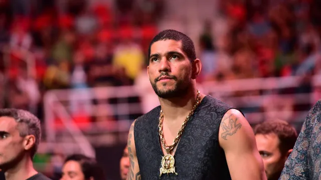 Poatan espanca Rountree, mantém cinturão no UFC 307 e segue como homem mais temido do MMA