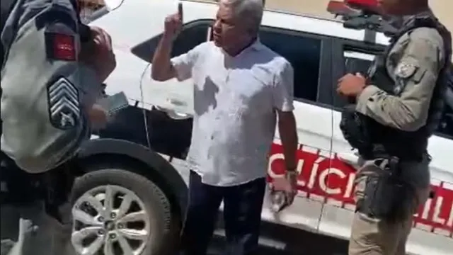 Prefeito é detido e bate boca com policiais na Paraíba