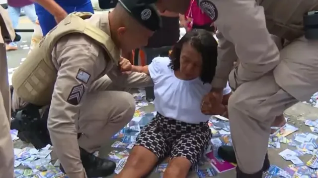 Mulher cai em buraco coberto com santinhos antes de votar