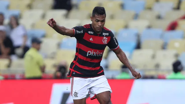 
                    Lesão de Alex Sandro abre brecha para Ayrton Lucas se redimir no Flamengo
                