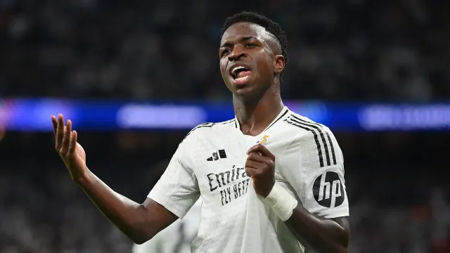 
                    Vini Jr. e mais 2 brasileiros concorrem à Bola de Ouro; Raphinha e CR7 fora
                