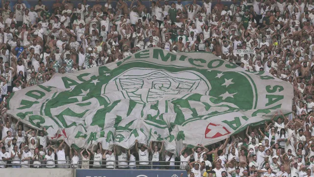 
                    Palmeiras é denunciado por invasão de 'Hulk', e Santos, por atraso
                