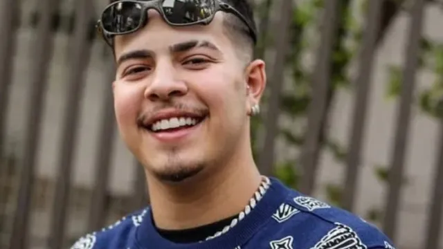 
                    É grave? Cantor Jottapê desmaia e é internado às pressas
                