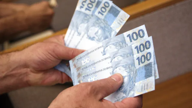 
                    Salário médio do trabalhador amplia recorde e chega a R$ 3.722
                