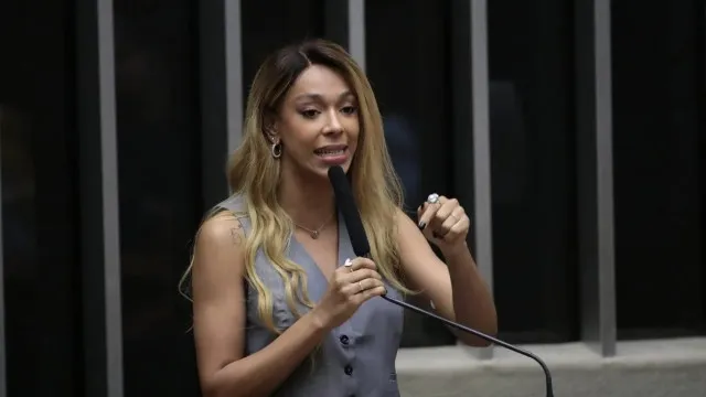 
                    Presidente do SBT liga para Erika Hilton e pede desculpas por fala de Ratinho
                