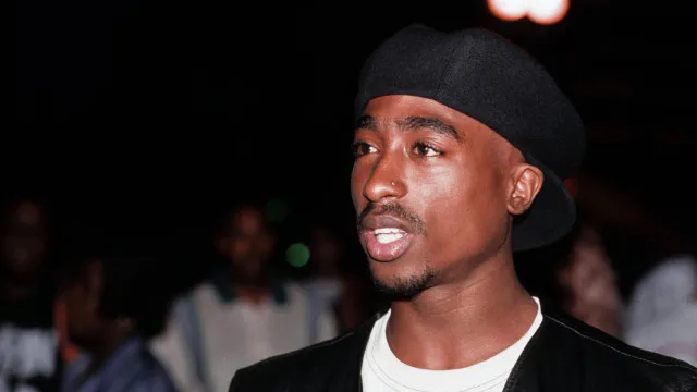 
                    Mortes de famosos que não foram explicadas até hoje: Há novidade sobre Tupac em 2026
                