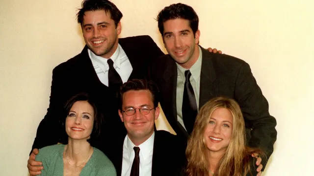 
                    Irmã de Matthew Perry revela momento emocionante do elenco de Friends em funeral
                