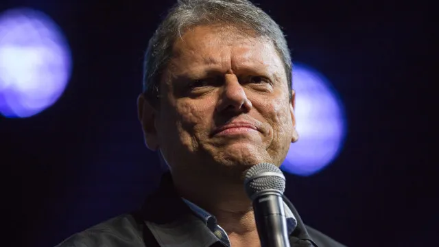 
                    Tarcísio defende que governo Trump classifique PCC e Comando Vermelho como terroristas
                