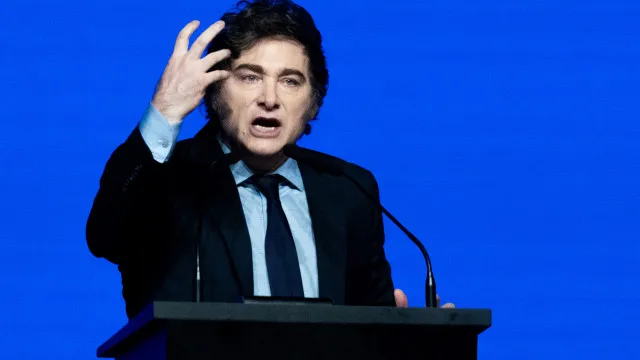 
                    Investigações contradizem explicações de Javier Milei sobre escândalo com criptomoeda
                