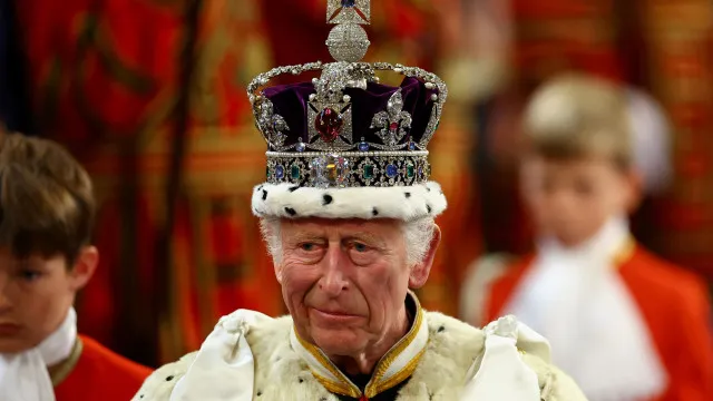 
                    Rei Charles oferece hospedagem real, mas Harry mantém impasse sobre visita
                
