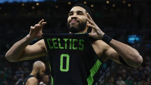 
                    Tatum volta após lesão em vitória dos Celtics; Doncic faz 44 e lidera triunfo dos Lakers na NBA
                