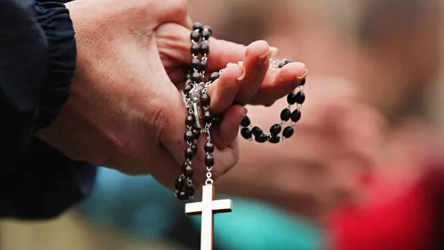 
                    Quem é o padre do interior de SP excomungado após se juntar a fraternidade que desafia o papa
                