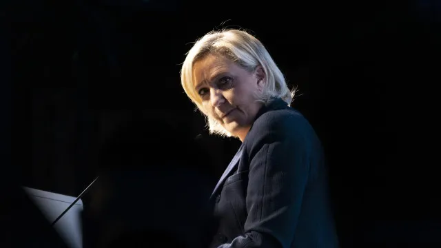 
                    Marine Le Pen poderá concorrer à Presidência, mas com tornozeleira, decide Justiça na França
                