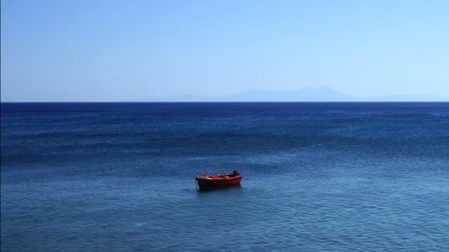 
                    Homem é resgatado após um mês à deriva no mar: 'Chorei uma semana inteira'
                