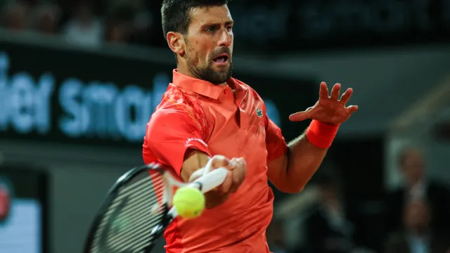 
                    Djokovic tem lesão, mas bate Aliassime em jogo de 5h e faz semi com Sinner
                