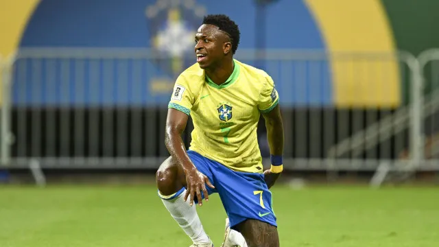 
                    Vinicius Jr. diz que seleção não é favorita na Copa e defende Neymar
                