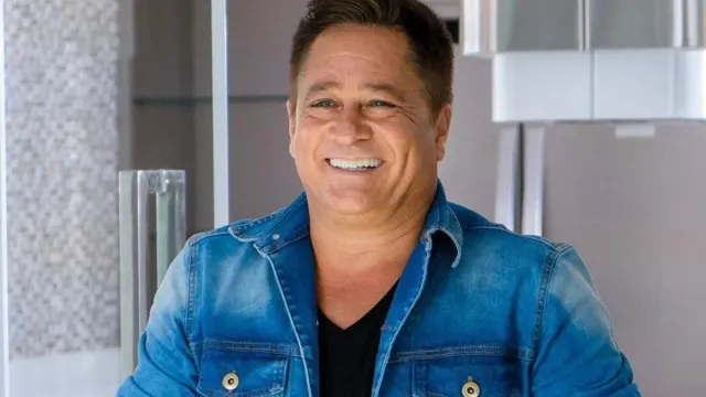 
                    Leonardo volta a beber após 30 dias e brinca sobre abstinência
                