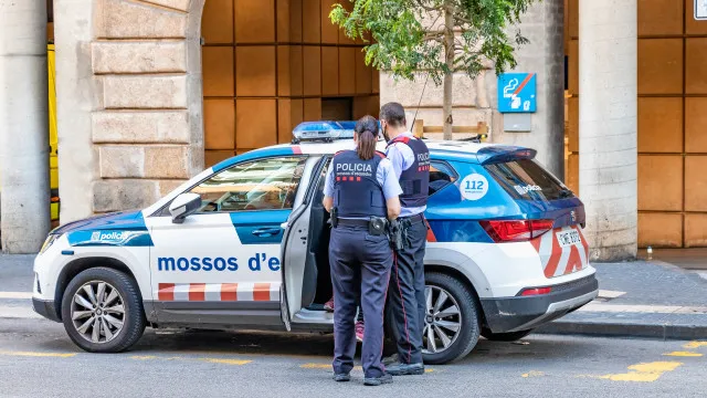 
                    Homem esfaqueia três pessoas e salta do 4.º andar em Barcelona
                