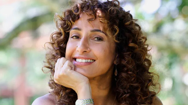 
                    Camila Pitanga celebra noivado e define amor maduro como 'dádiva'
                