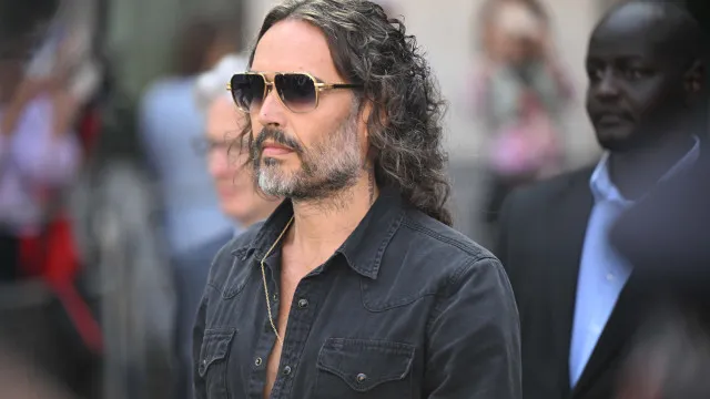 
                    Começa o julgamento de Russell Brand, ator britânico acusado de violência sexual
                