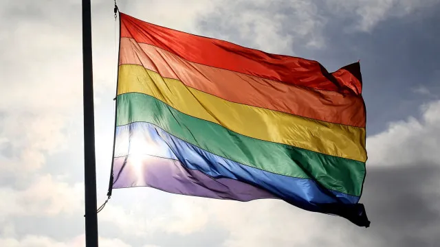 
                    Vaticano publica documento sobre inclusão de LGBTQIA+ e com críticas à 'cura gay'
                