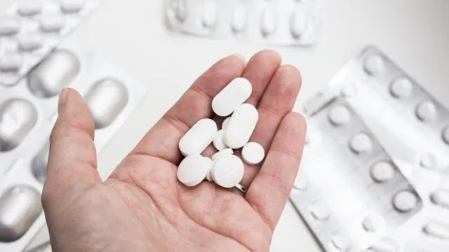 
                    Anvisa suspende lotes de medicamentos para controle de pressão e para câncer; entenda
                