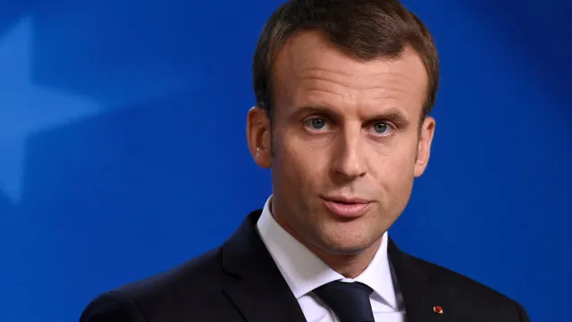 
                    Macron proíbe protestos 'ilegítimos' por temor de novos protestos
                