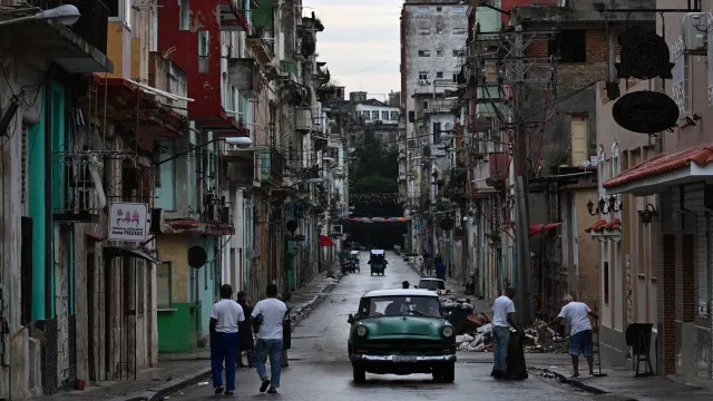 
                    Cuba aprova pacote de reformas e amplia espaço ao setor privado
                